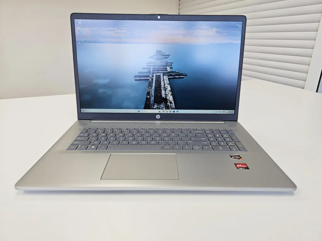 HP 17,3" R7-7/16GB/512GB/FHD IPS/W11 Zilver